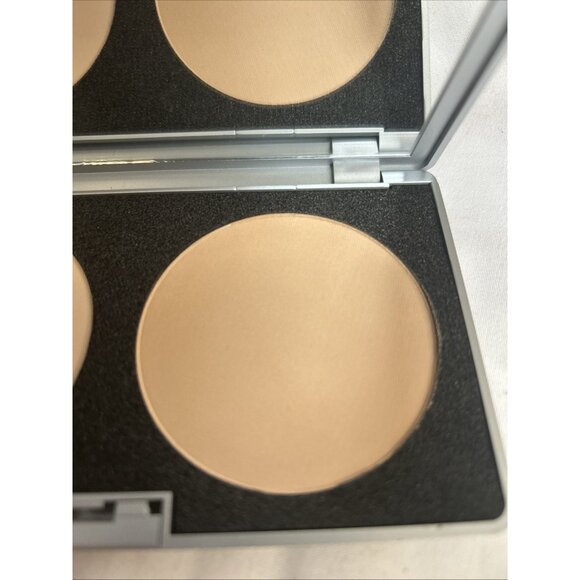 Models prefer Photo Finish Pressed powders light & medium 2 shades powder up - Picture 6 of 11